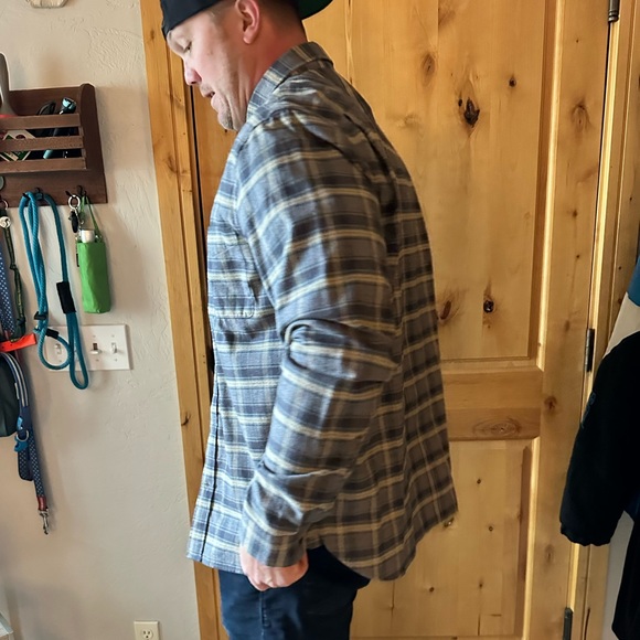 Vince Men’s Flannel - Picture 9 of 9